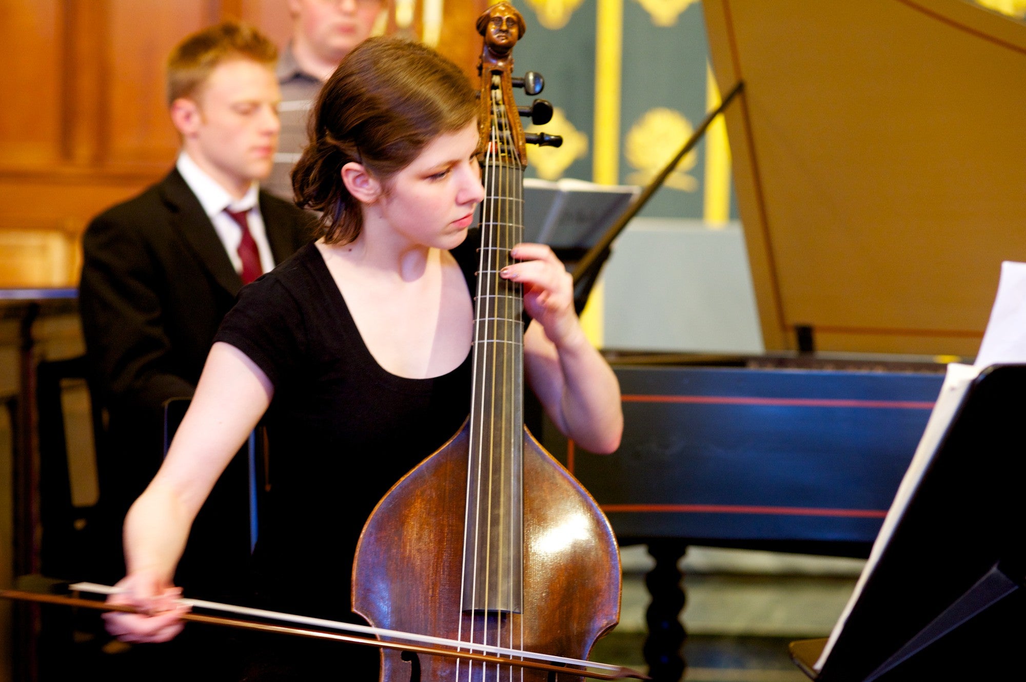 student playing viola da gamba