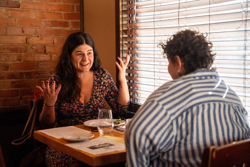 An Oberlin student and an alum engaged in conversation over lunch during Homecoming.