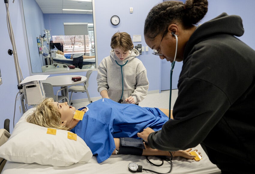Oberlin students took part in an accelerated EMT training session at Lorain County Community College's University Partnership Ridge Campus (UPRC) in North Ridgeville. This was the Career Exploration & Development's second year running this program but the first with LCCC as a partner. While at LCCC students observed a lecture and participated in skills practices.