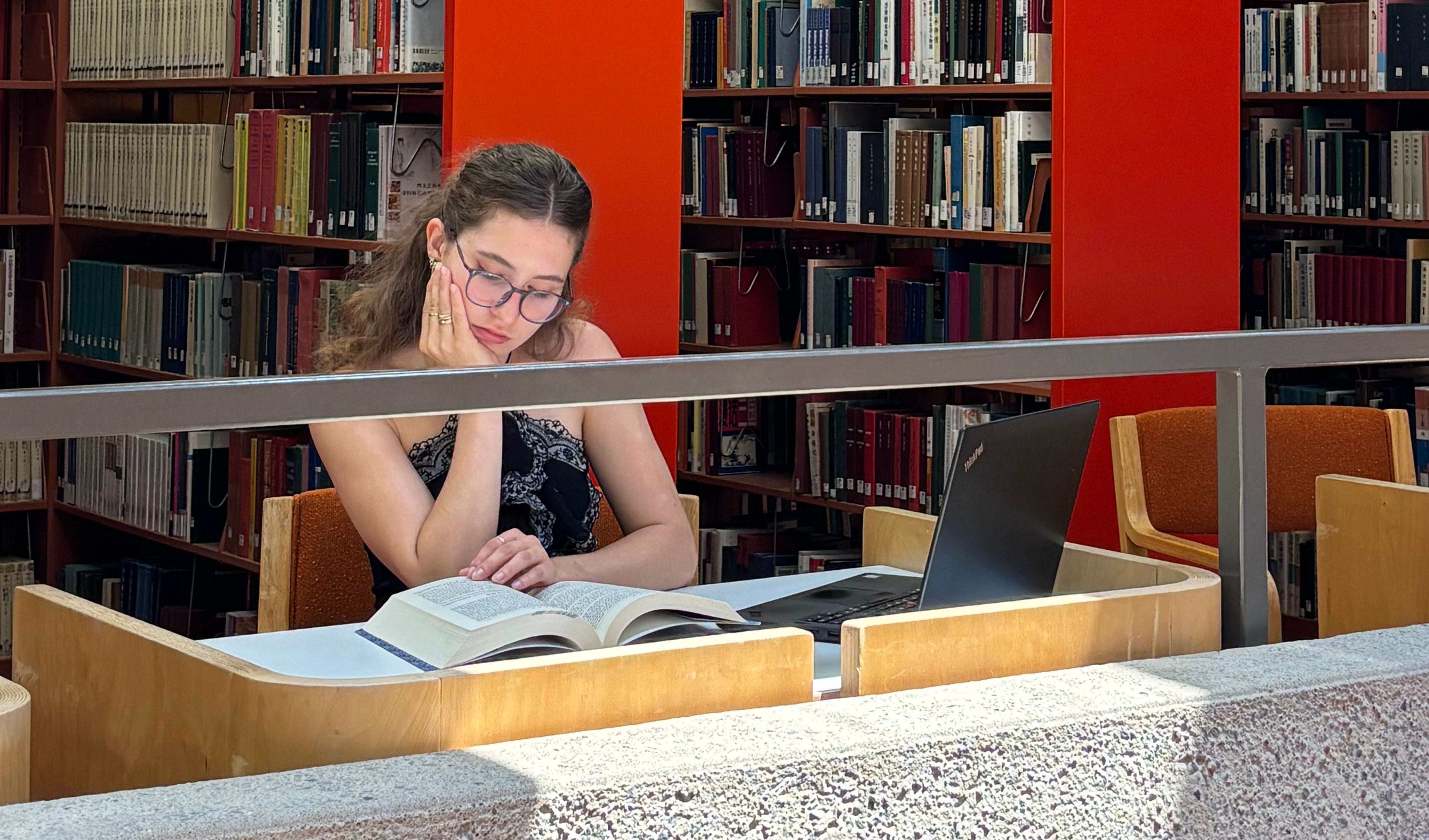 Sofia Munoz reads in Oberlin's library.
