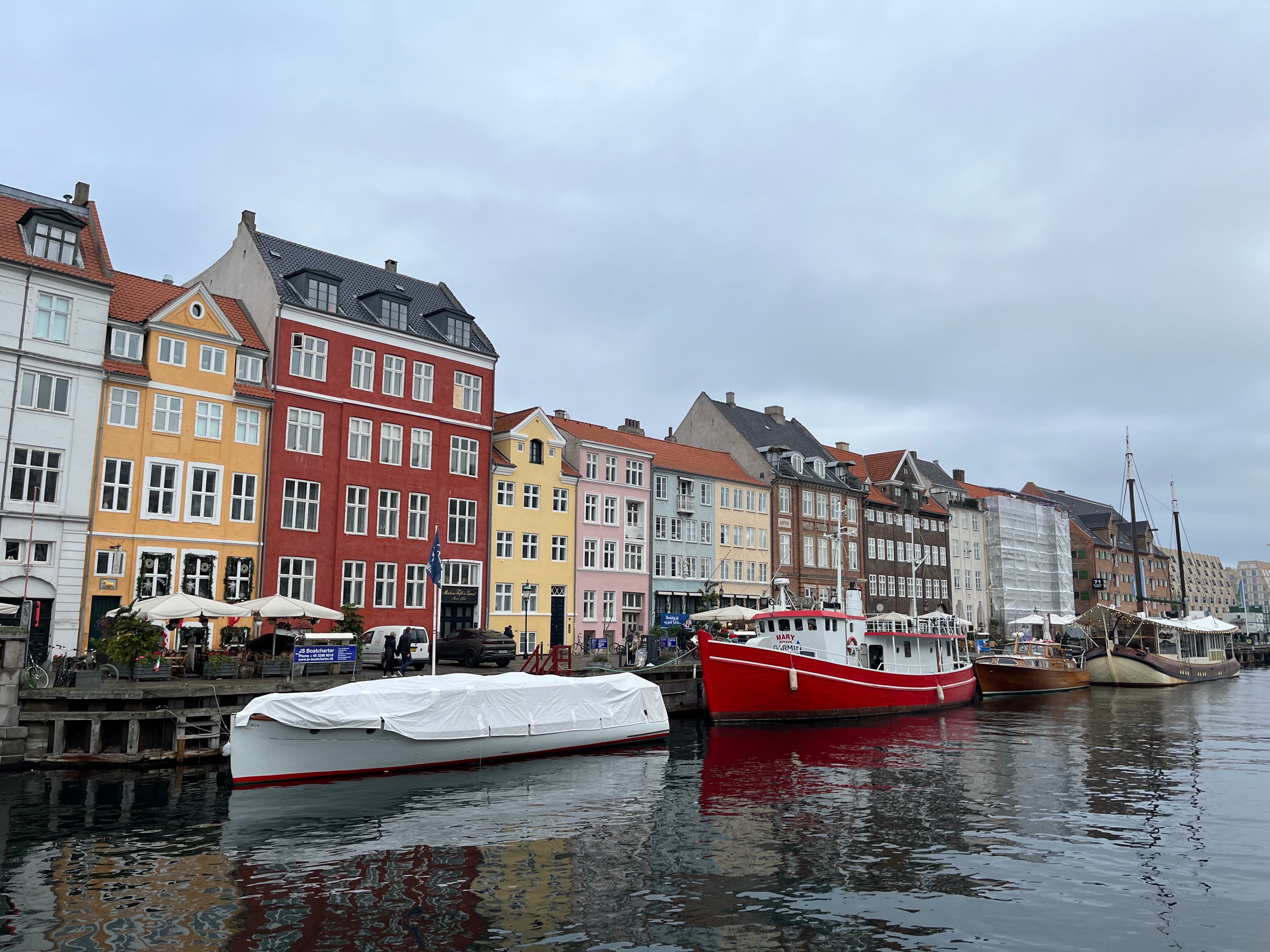 Typical Copenhagen photo with colourful building and a beautiful canal