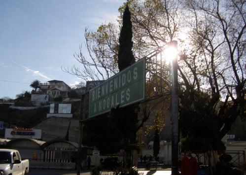 Sign in Spanish: Bienvenidos a Nogales"