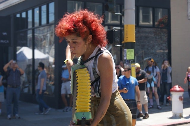 A street performer playing the acordion 