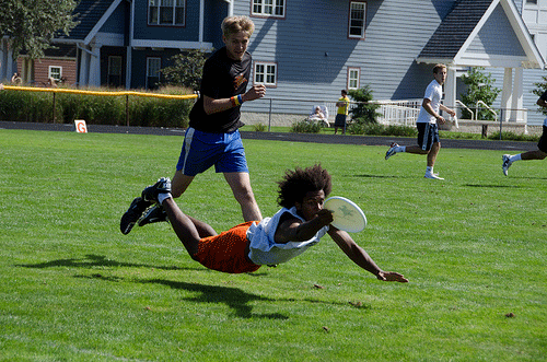 The same player mid-air with the frisbee in his hand