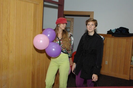 A student hold balloons