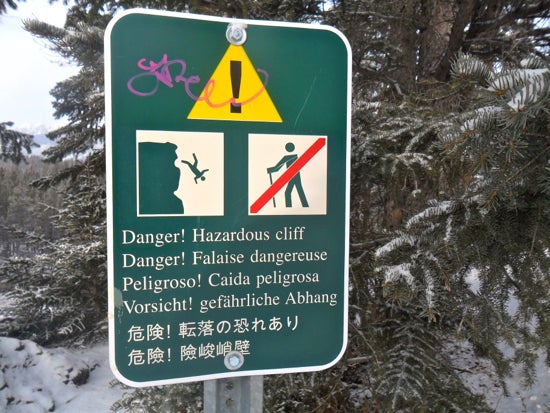 A caution sign regarding the hzardous cliff