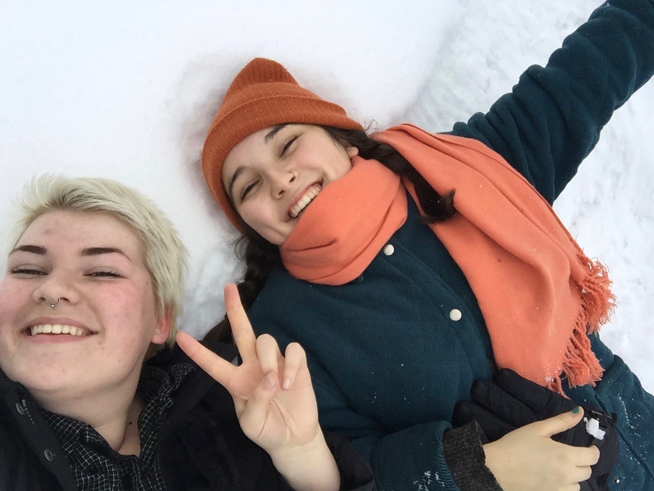 Hanne and Kira lie in the snow