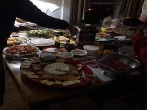 A "friendsgiving" potluck gathering with the Oberlin Review team!