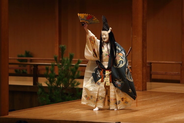  Noh actor in costume and mask on stage