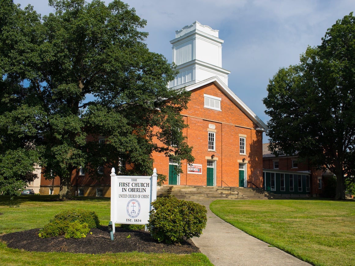 exterior view and lawn sign for First Church in Oberlin