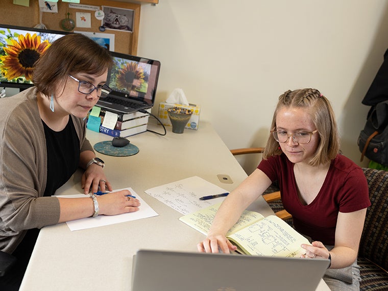 Assistant Professor Rachel Saylor and Elizabeth Rigby work at a computer.