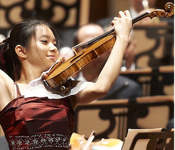 Sirena Huang playing violin