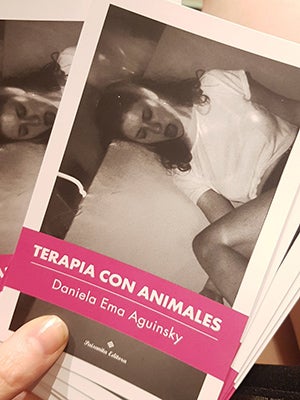 Black and white photo, cover of Terapia con animales