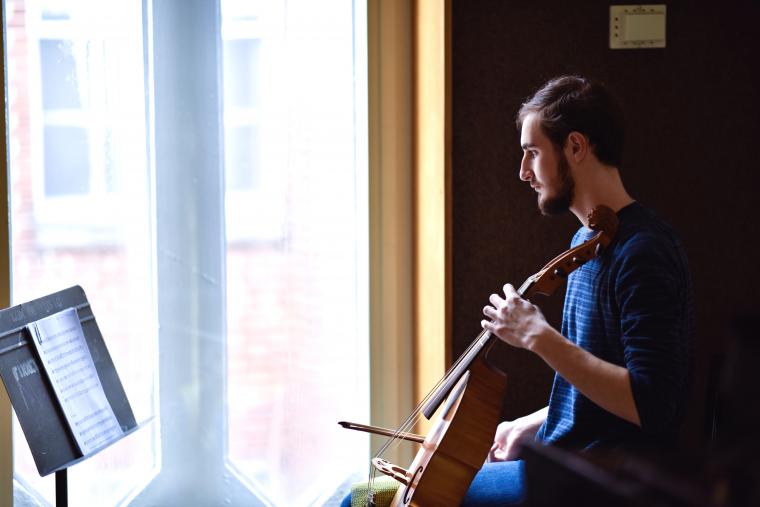 Student playing viola da gamba