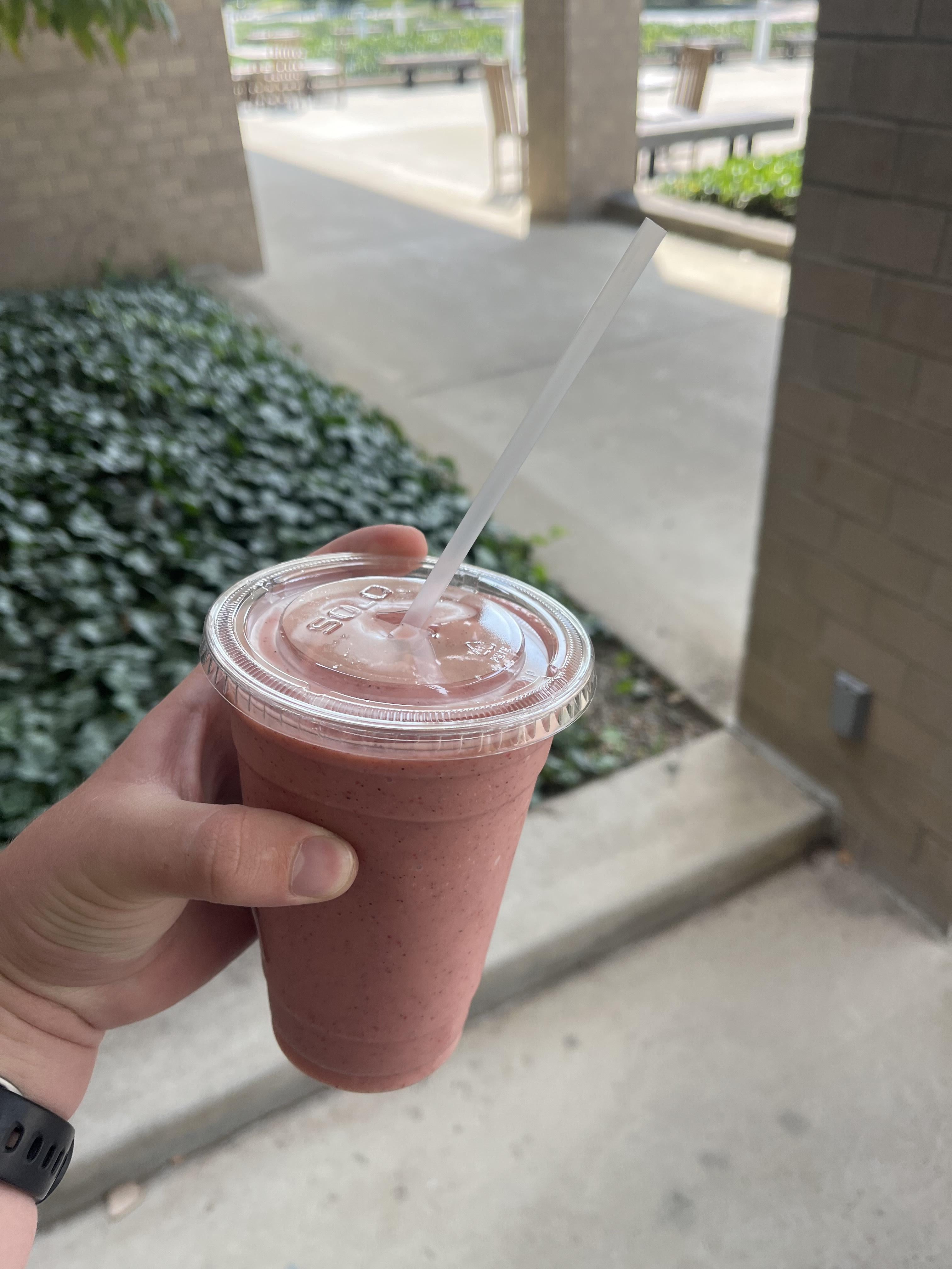 The blogger's hand holding up a smoothie from Bigg's GoYeo and Market.