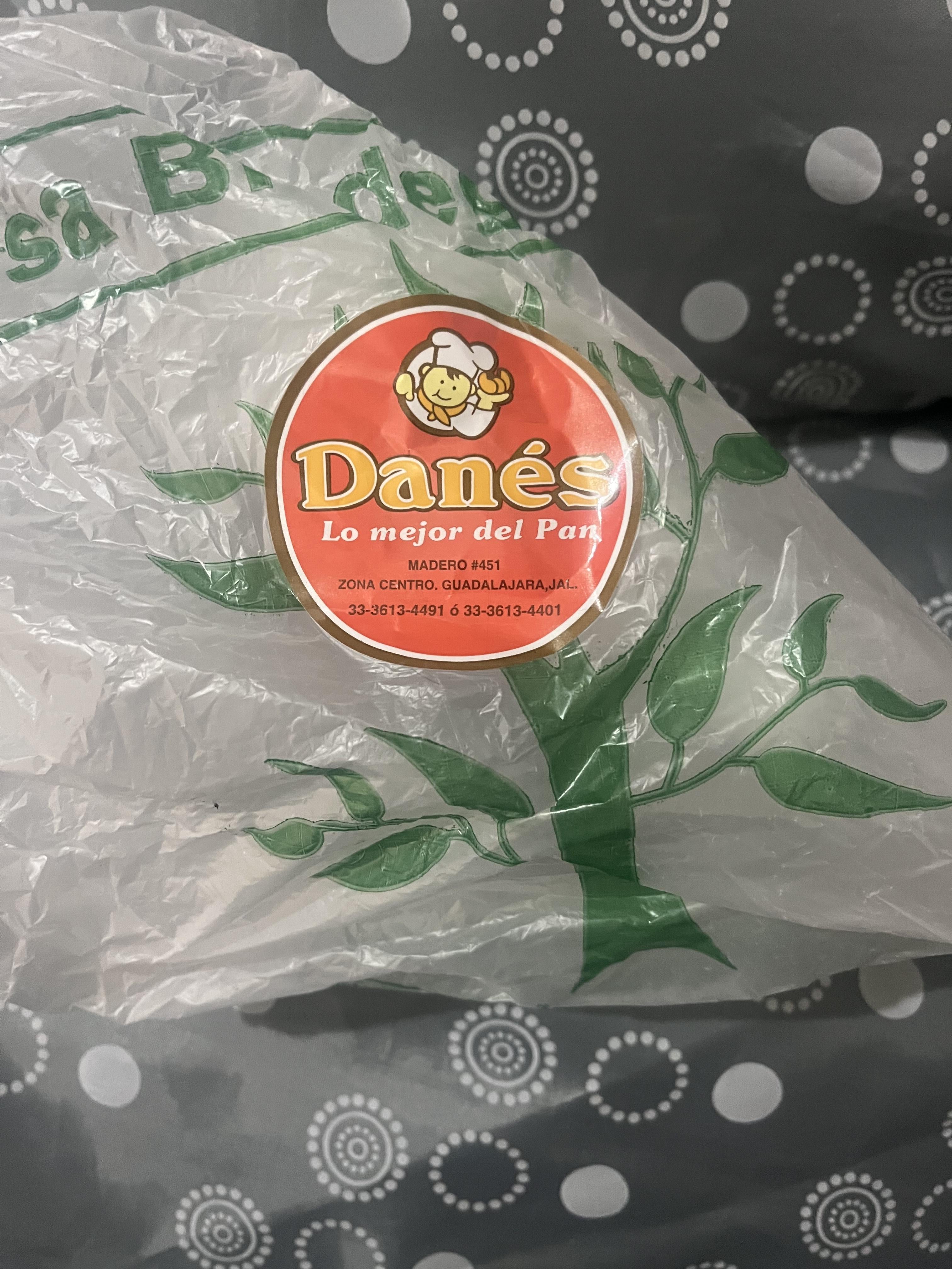 A bag reading "Dane's: Lo Mejor del Pan"