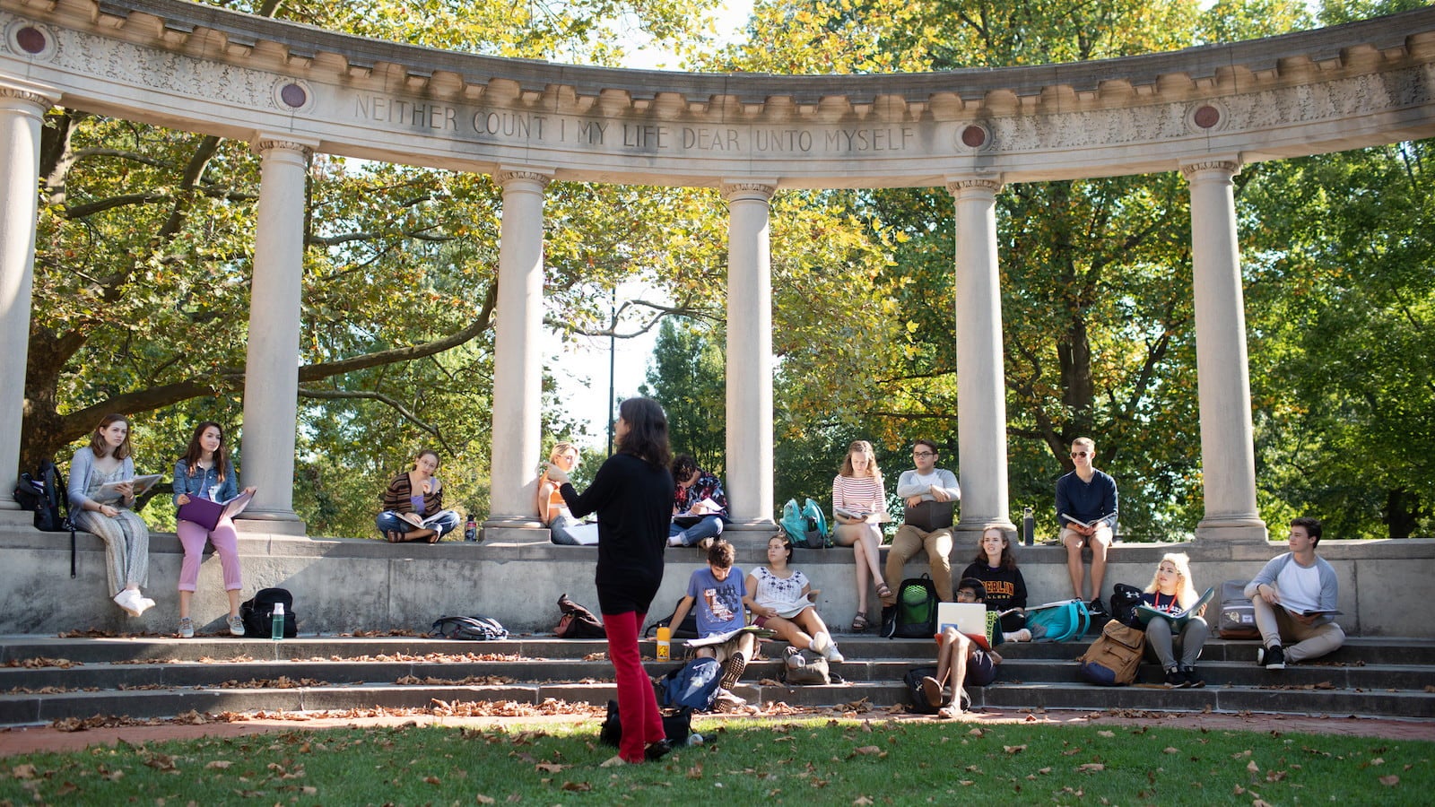 Ivana Di Siena and students in Italian at the Memorial Arch.