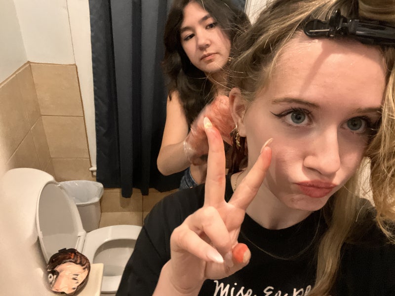 Elyssa dying Natalie's hair