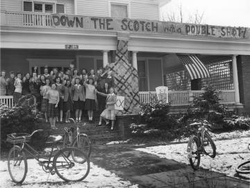 Students outside Gray Gables at Oberlin in 1943.