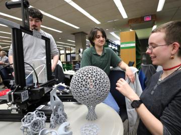 Students display and discuss their work with 3D-printing
