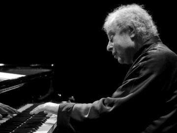András Schiff performing on piano.