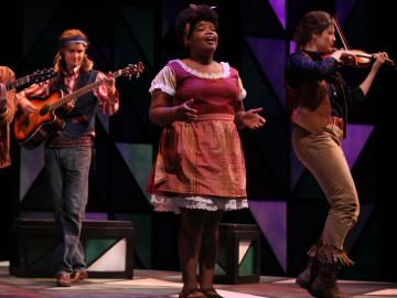 A singer, 2 guitarists, and a violinist.