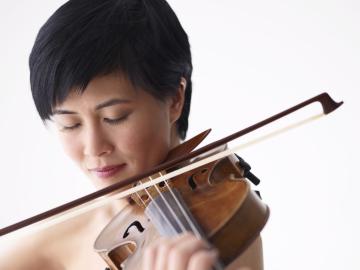 Jennifer Koh playing violin