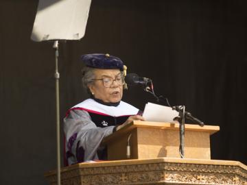 Marian Wright Edelman giving commencement address 