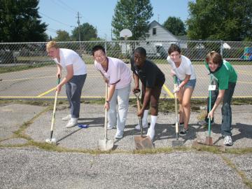Five Oberlin students with shovels in a local park 