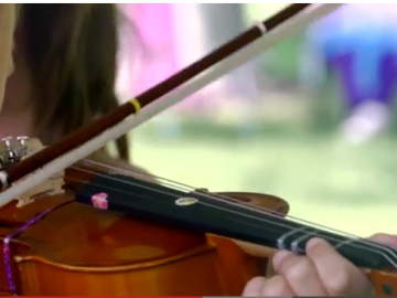 A young violinist plays (closeup photo).