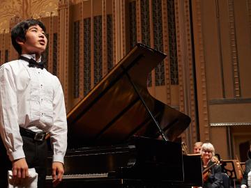 A young pianist takes the stage