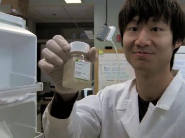 Senior Weelic Chong in the lab of Assistant Professor Gunnar Kwakye.