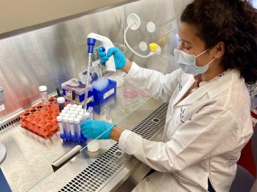 A female student works in a laboratory.