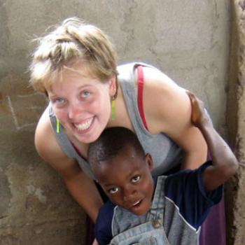 Sarah plays with a Ghanaian child.