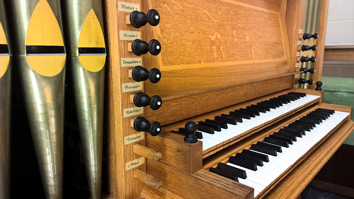 organ keyboard and organ stops