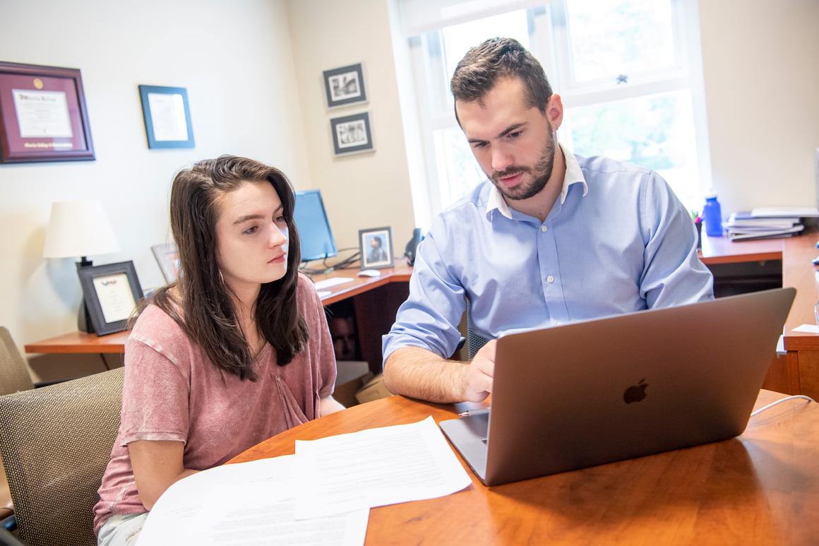 A student works with an advisor one-on-one.