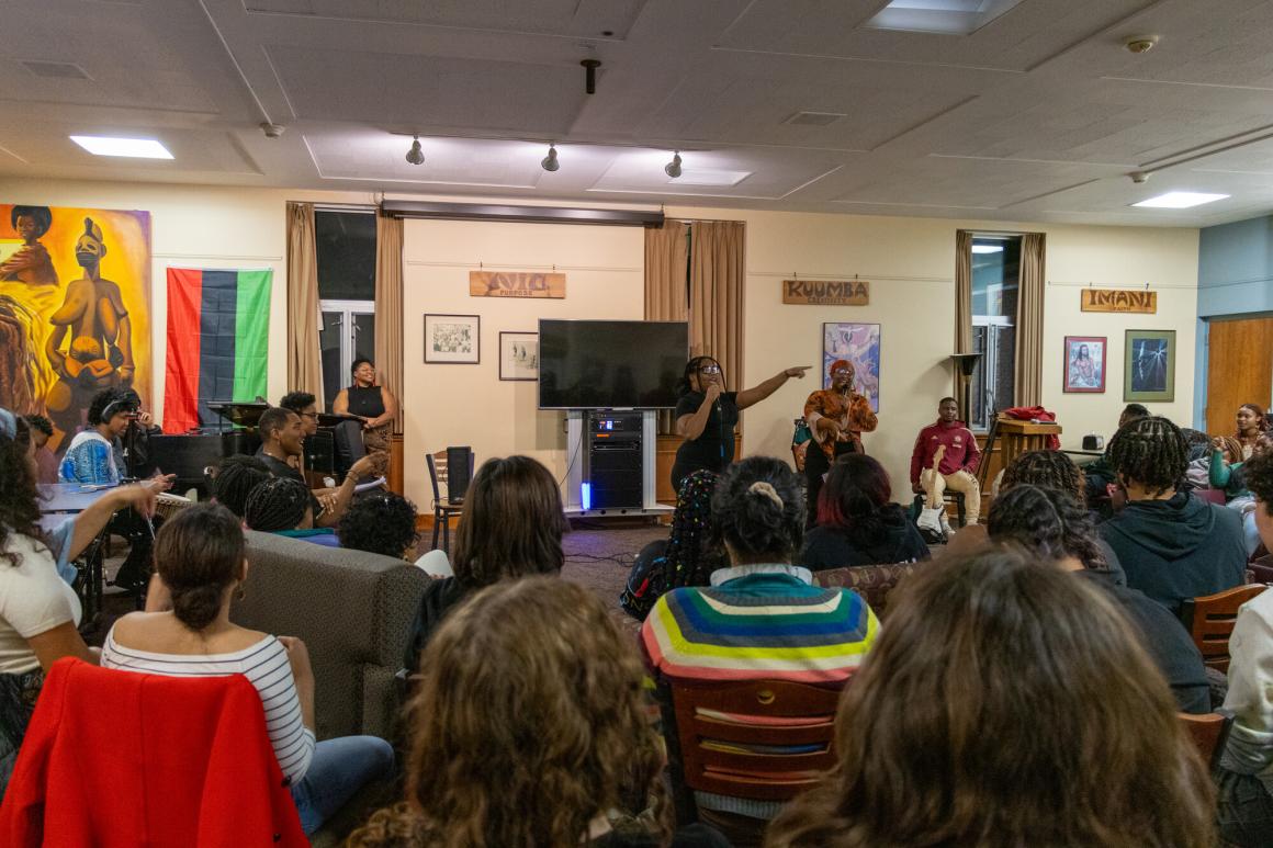 Students in Afrikana House common area during Soul Session.