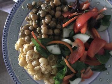 plate of Mac and cheese, roasted chickpeas, and salad