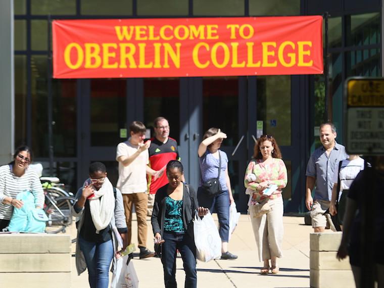 New students and their families move in day 2016
