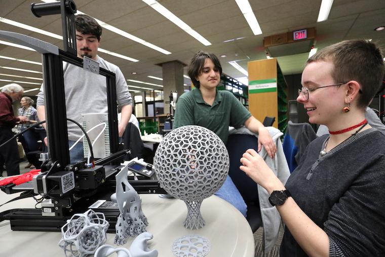 Students display and discuss their work with 3D-printing