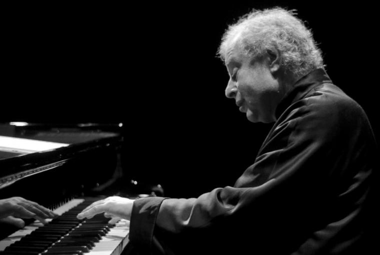 András Schiff performing on piano.