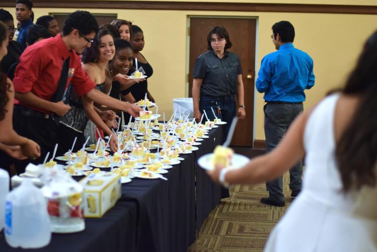 Students gather for dessert 