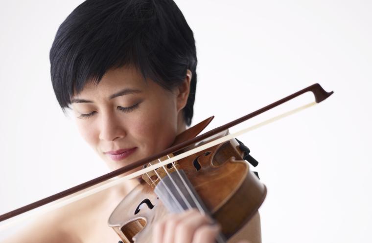 Jennifer Koh playing violin