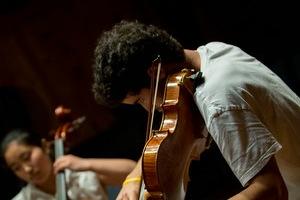  Julian Sawhill playing violin 