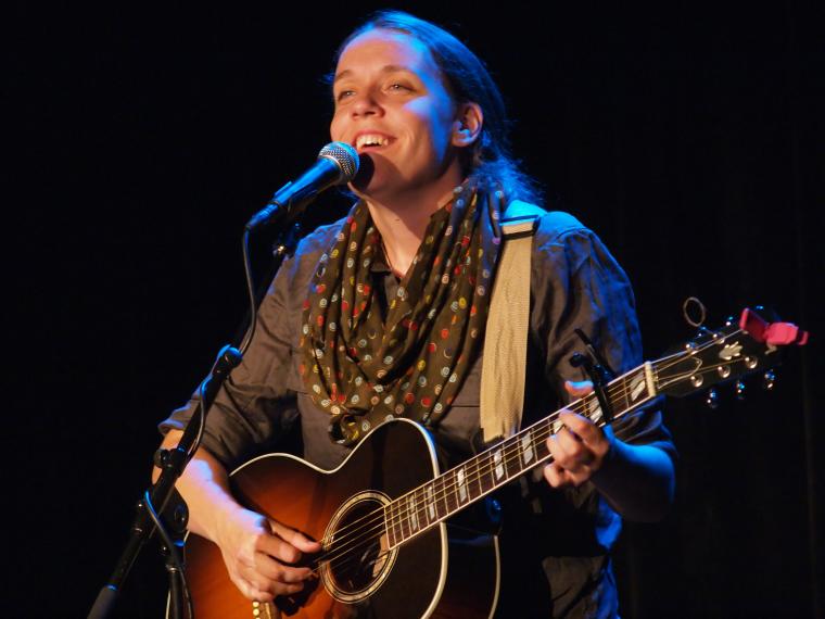 Lucy Wainwright Roche ’03 playing at the Cat in the Cream 