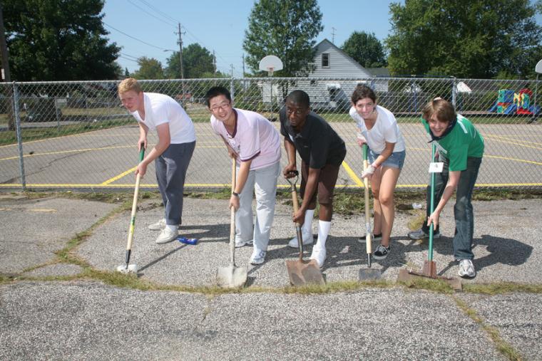 Five Oberlin students with shovels in a local park 