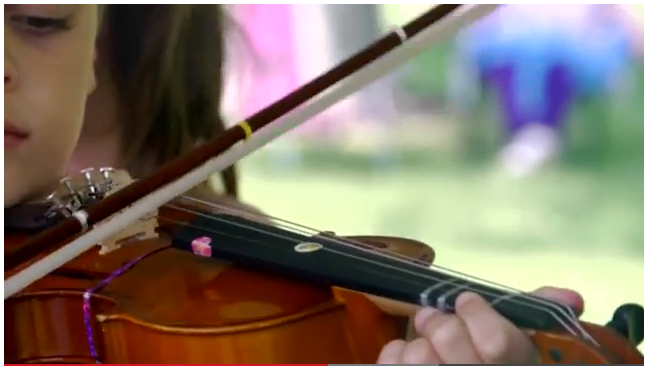 A young violinist plays (closeup photo).