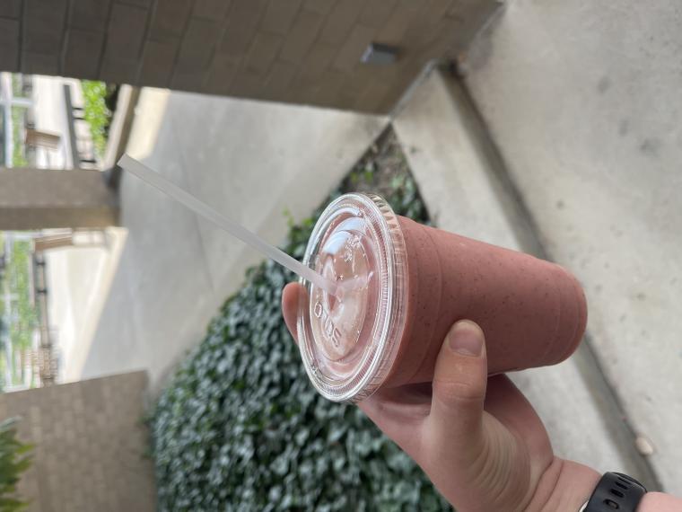 The blogger's hand holding up a smoothie from Bigg's GoYeo and Market.